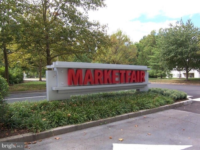 Building Photo - 102 Sequoia Ct