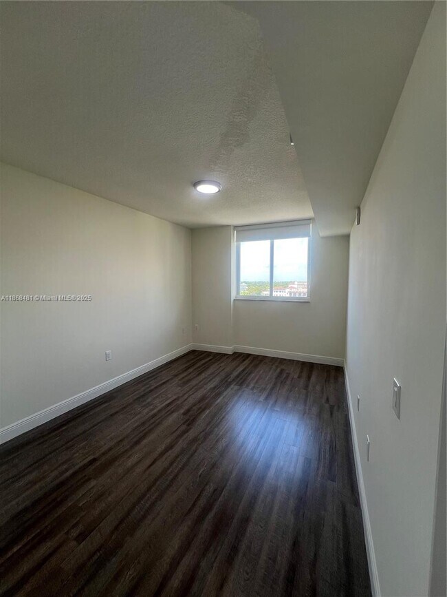 Building Photo - 987 SW 37th Ave