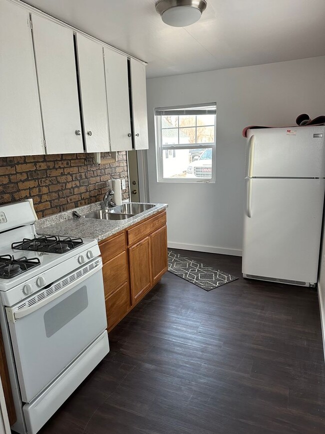 Building Photo - Newly Remodeled 3 Bedroom 1 Bath home with...