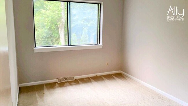 Building Photo - 583 Southampton Ct