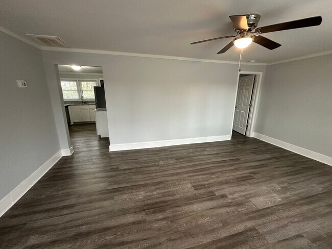 Building Photo - 4 Bedroom 3 Bathroom