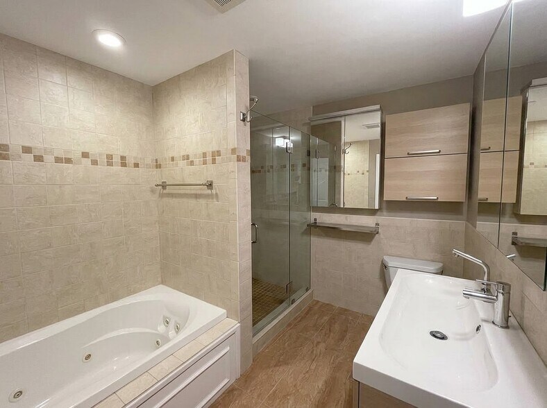 Building Photo - 14 Oak St