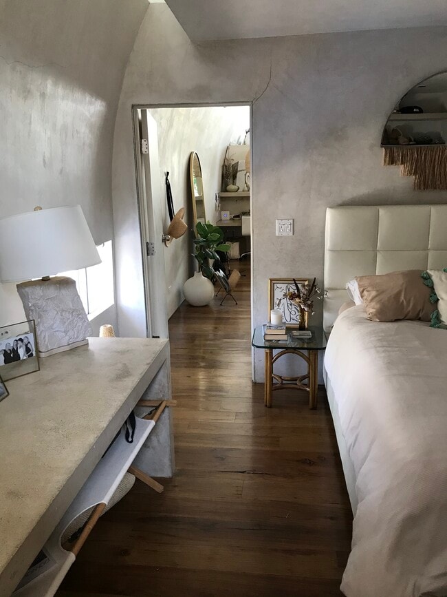 Bedroon - 818 1/2 California Ave