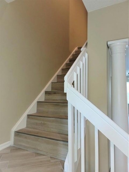 Building Photo - 233 River Bluff Ln