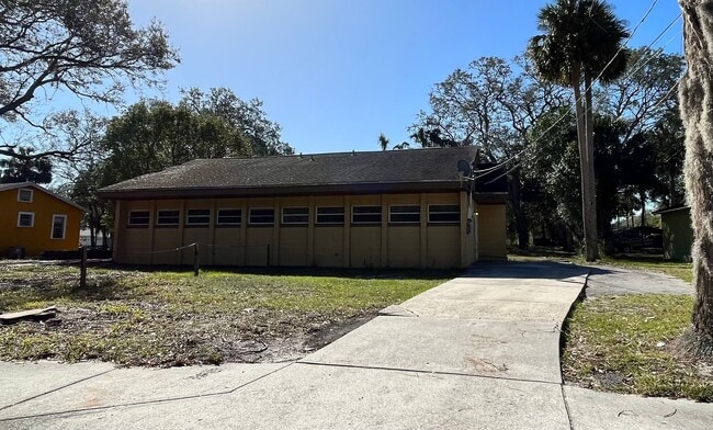 Building Photo - Simple & small 2BR Duplex