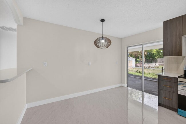Building Photo - 3943 Roan Ct W