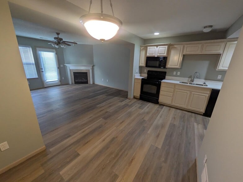 Building Photo - 2013 Hickoryleaf Ln