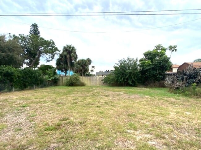 Building Photo - Adorable Beachside Bungalow!