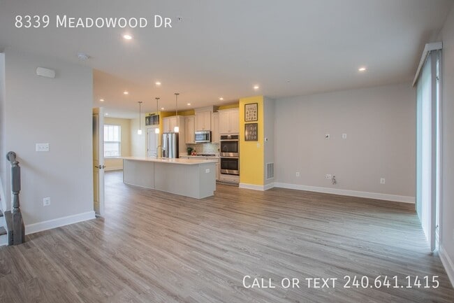 Building Photo - 8339 Meadowood Dr