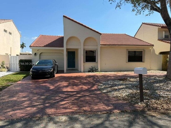 Building Photo - 2925 E Aviary Dr