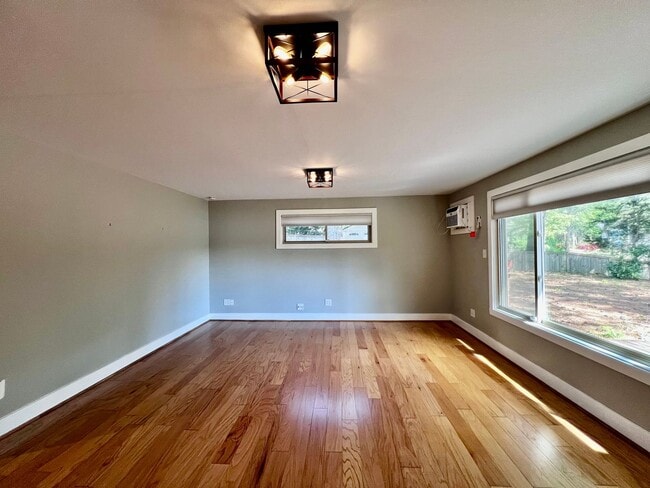 Building Photo - Beautiful waterfront home