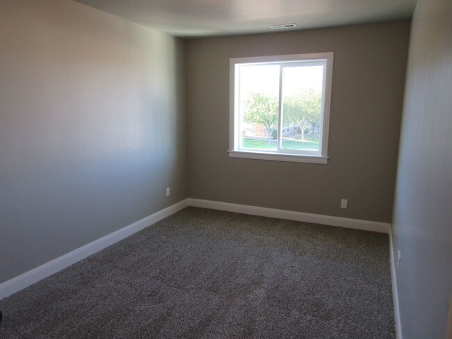 Building Photo - Move-In Bonus - Newer Town home living in ...