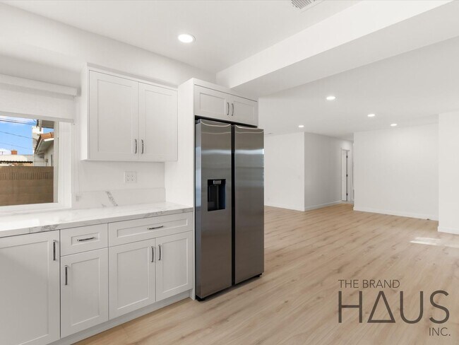 Building Photo - Two Primary Bedrooms, Pool, & Air Conditioning