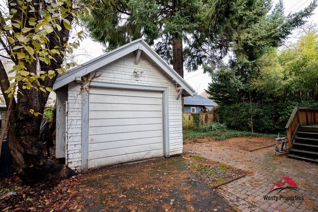 Building Photo - 2413 NE Multnomah St