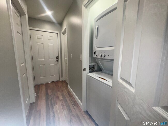 Building Photo - 105 Churchill St