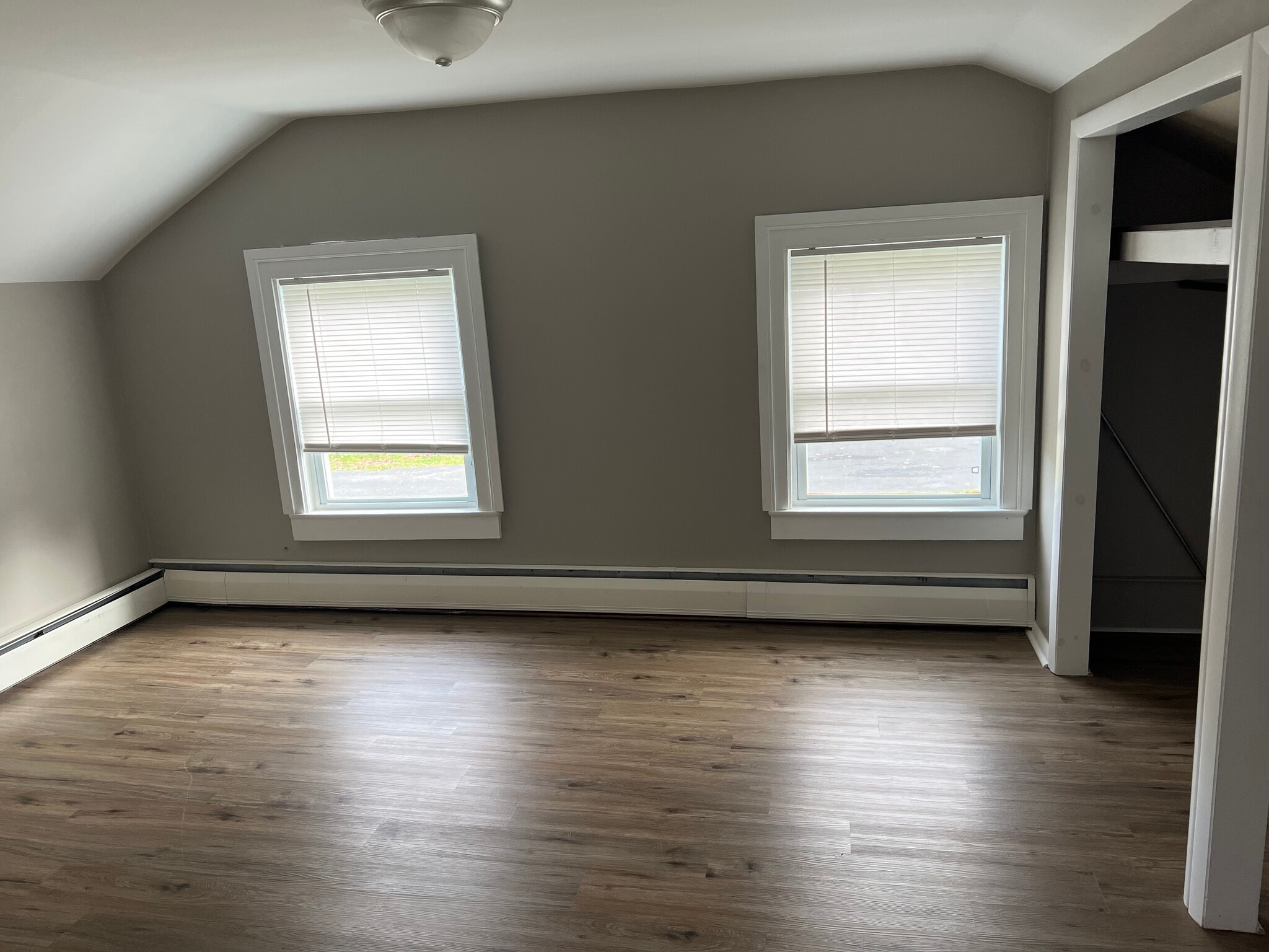 Building Photo - 420 William St