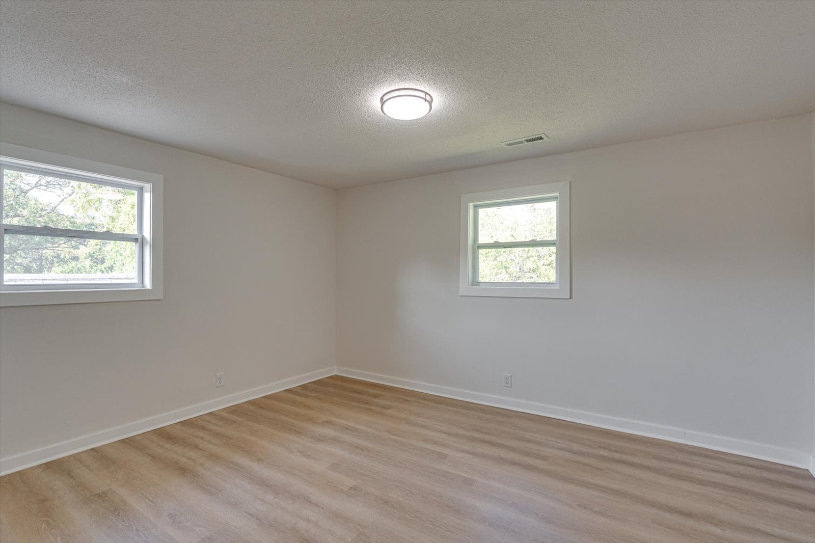 Building Photo - 190 E Leawood Ave