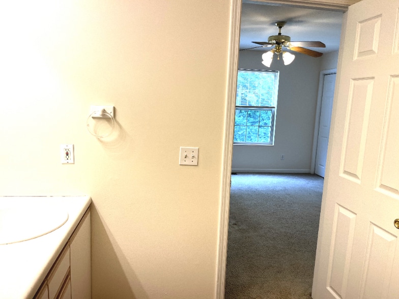 Building Photo - 1208 E Jeffery Dr