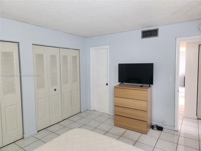 Building Photo - 9420 W Flagler St
