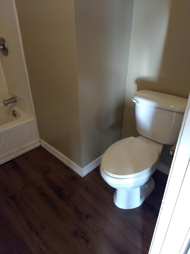 Building Photo - 1414 E 5th St