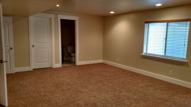 Building Photo - 2557 Garden Dr