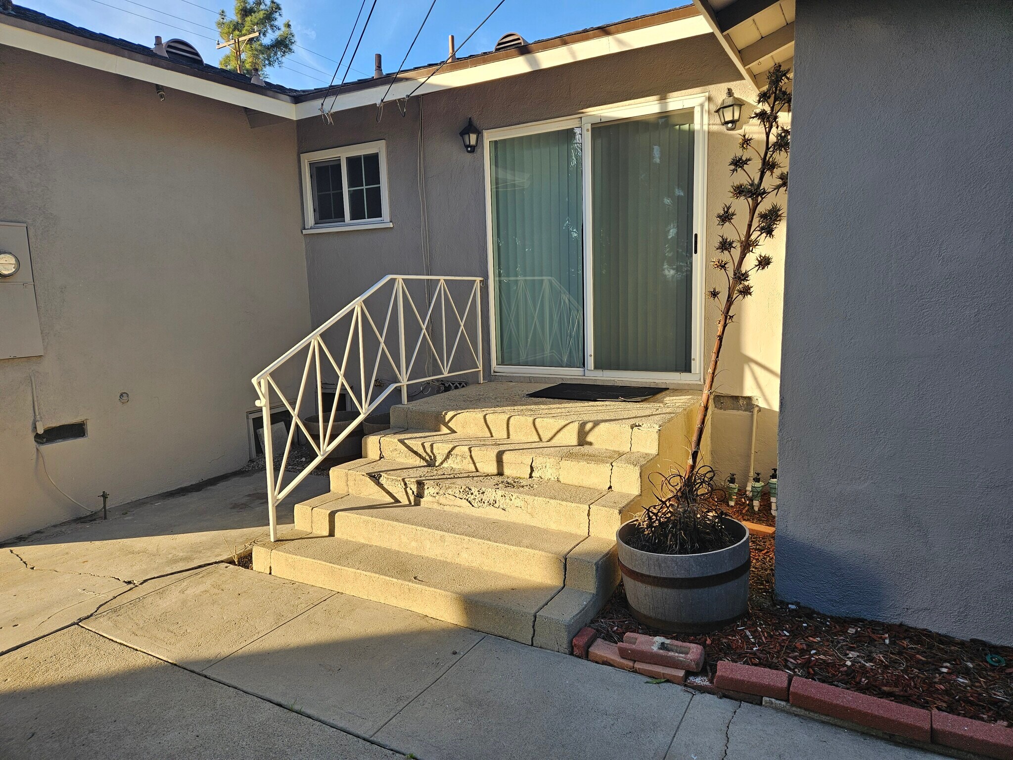 Building Photo - 9966 Glencrest Cir