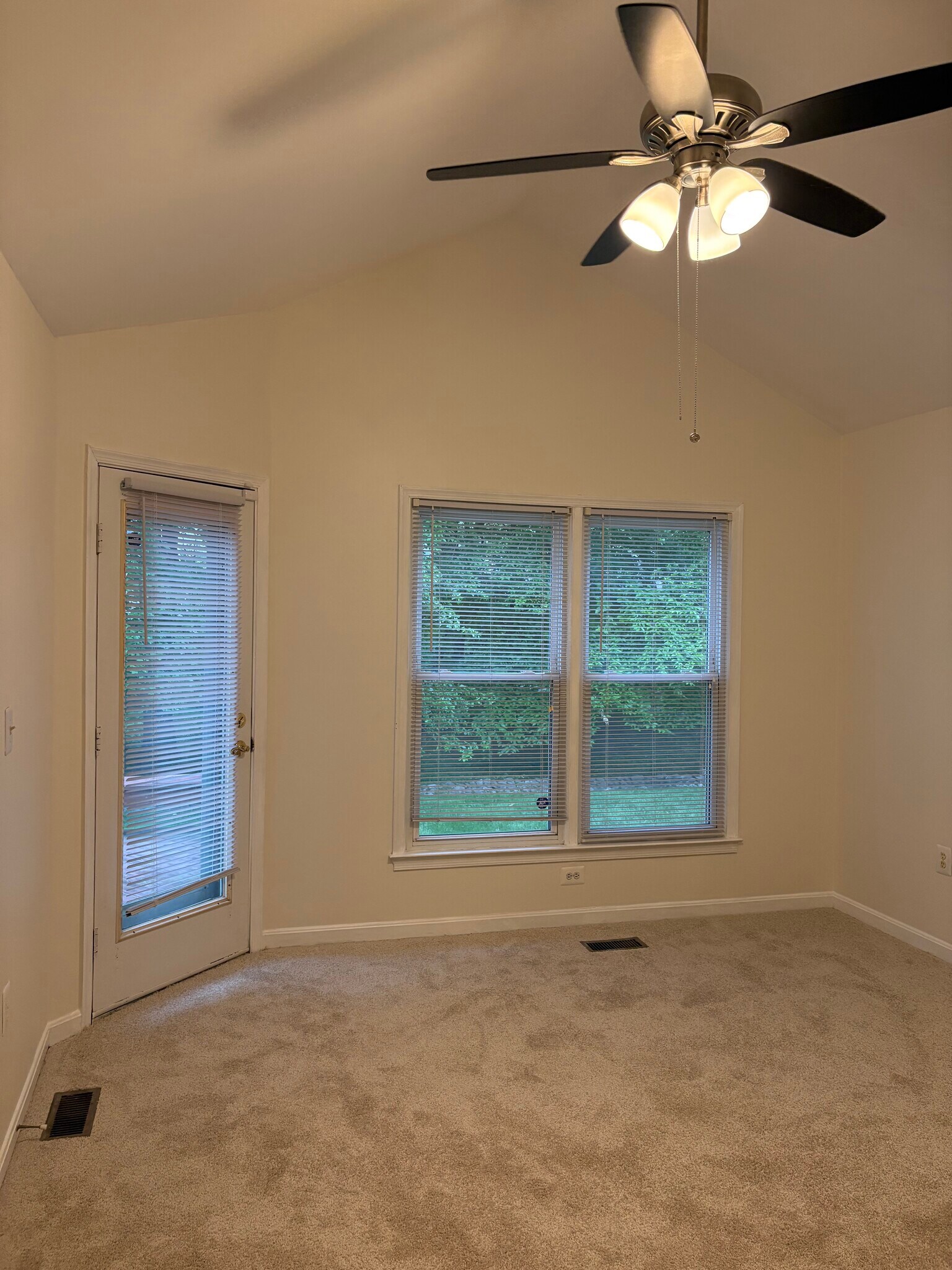 Building Photo - 14208 Greenview Dr