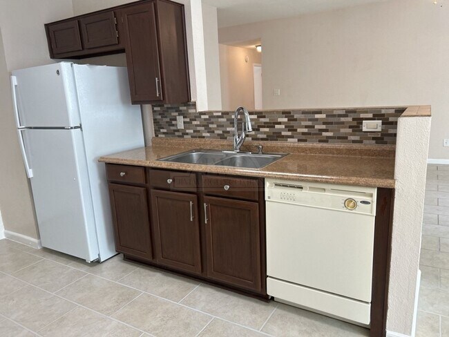 Building Photo - 4910 Parkwood Dr