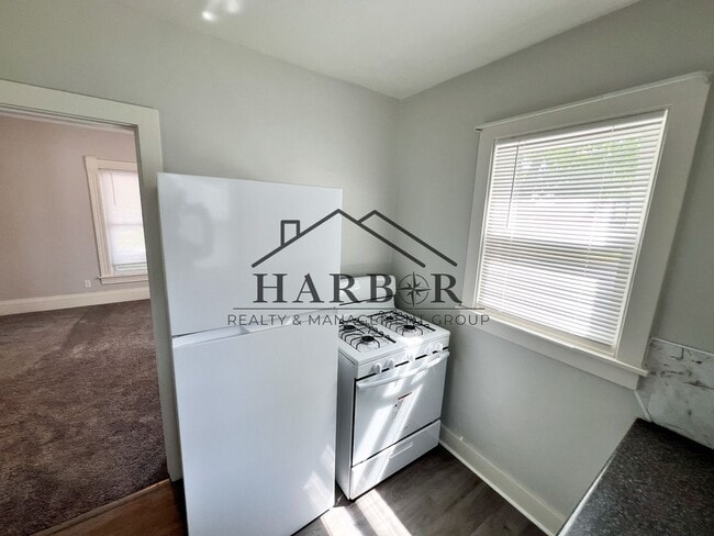 Building Photo - Large Renovated Studio- SPECIAL! First Month Rent Free