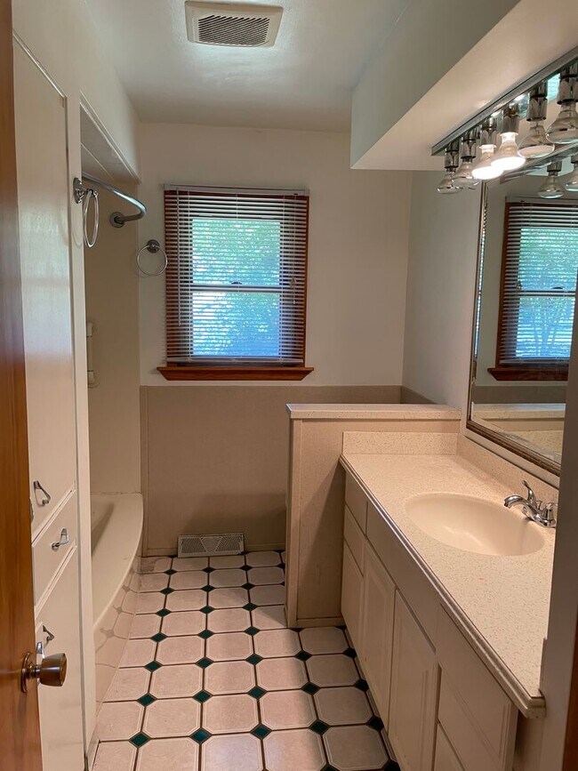 Building Photo - 5675 Juanita Dr SE