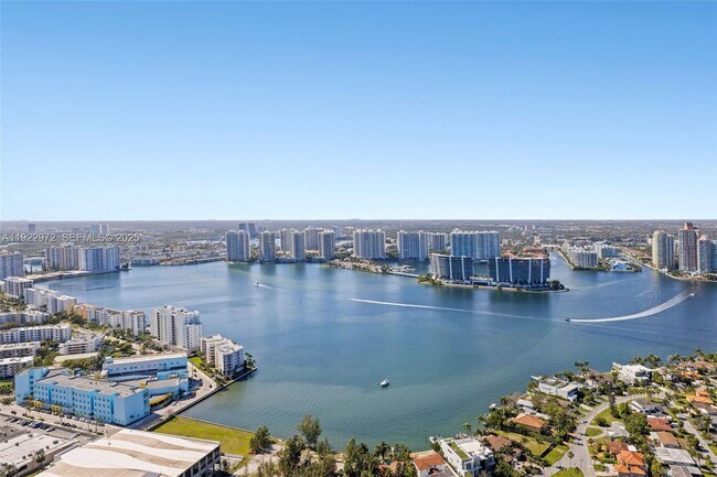 Building Photo - 18555 Collins Ave