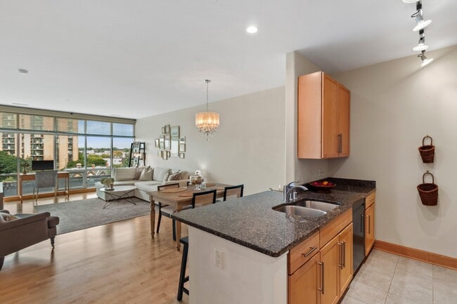 Building Photo - 1550 E Royall Pl