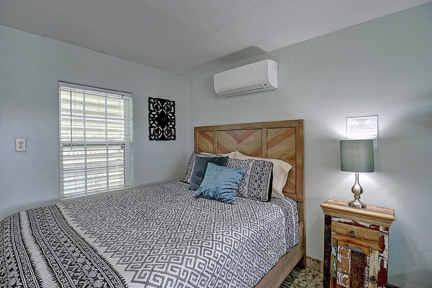 Building Photo - 134 N Alister St