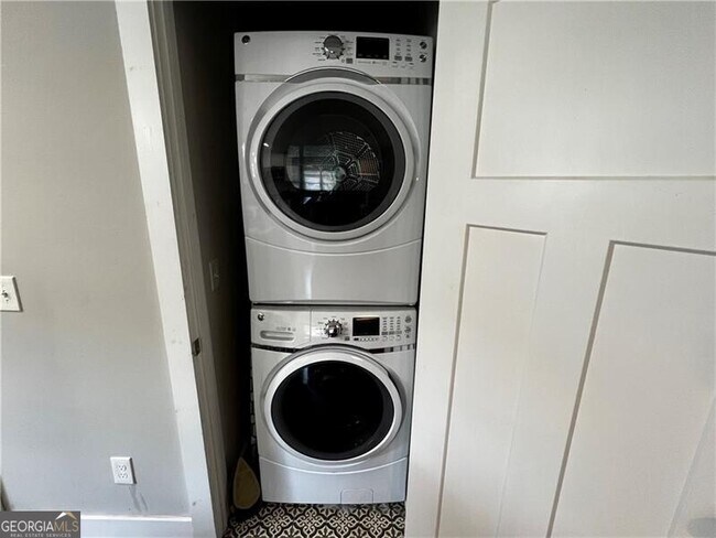 Building Photo - 1611 Wellswood Dr SE