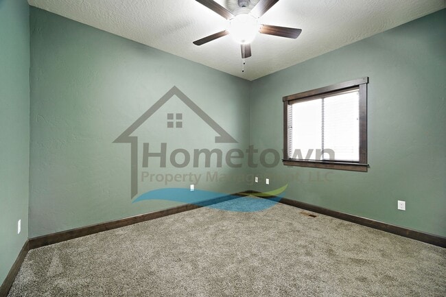 Building Photo - 3 Bedroom 2 Bathroom Home with Attached 3 Car Garage Available in Coeur d'Alene!