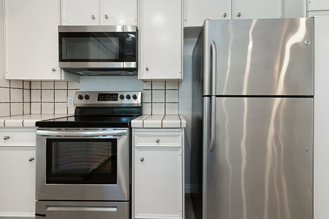Building Photo - Beautiful & Large Home in Quiet Gatewood Hills - Private Backyard - 2-Car Garage