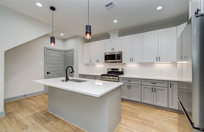 Building Photo - 837 S Victory Dr