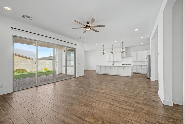 Building Photo - 13103 N 174th Dr