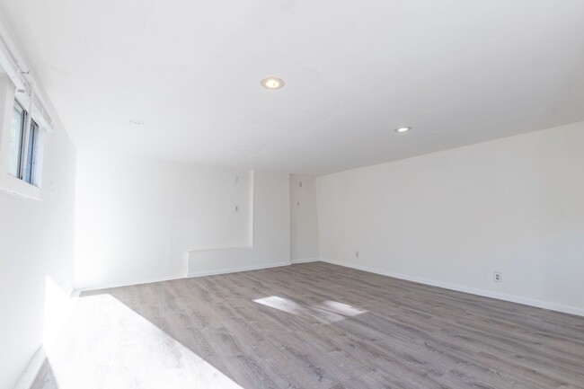 Building Photo - Beautiful 2 Bed +office, den garage, 1 Bath
