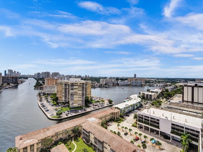 Building Photo - 2602 E Hallandale Beach Blvd