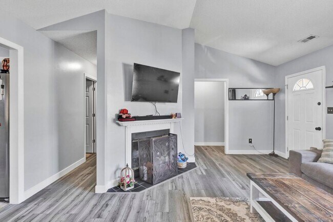Building Photo - Hubert Home