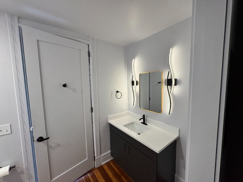 Building Photo - 215 N Main St