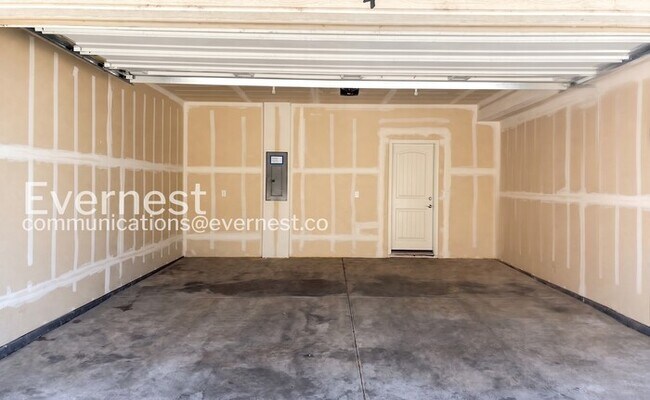Building Photo - 3 Bed/2.5 Bath Town Home with Garage / Available Soon!