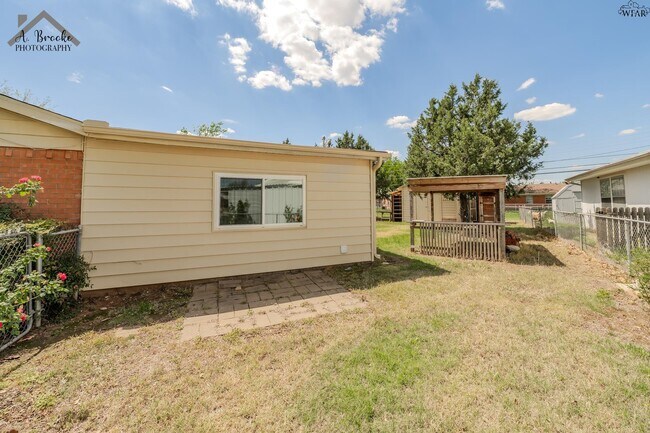 Building Photo - 1400 Phoenix Dr