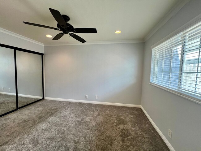 Building Photo - 4 Bedroom home available in Huntington Beach