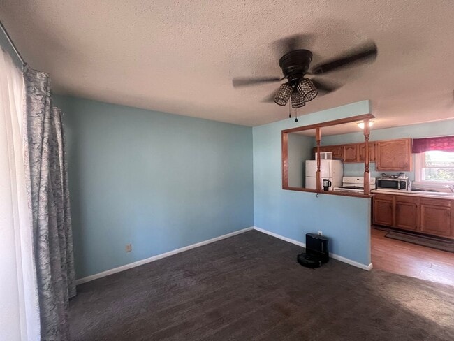 Building Photo - Cute 2 Bedroom 1 Bath