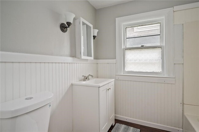 Building Photo - 117 Kenwood Ave