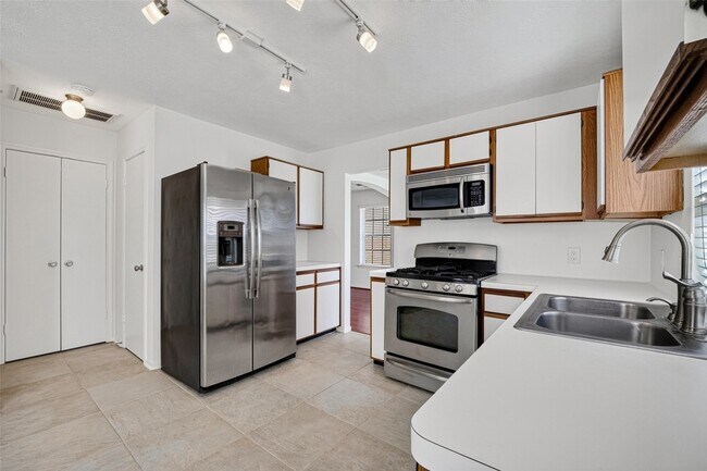 Building Photo - 1806 Oak Ridge Dr