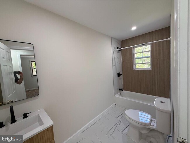 Building Photo - 1452 14th Ave