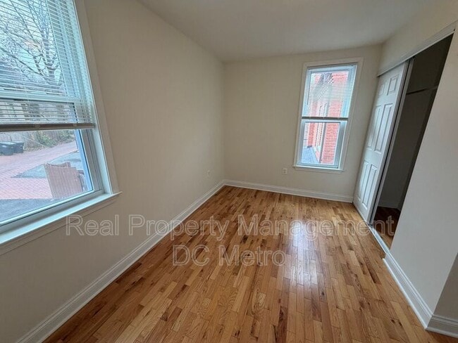 Building Photo - 1219 Pleasant St SE